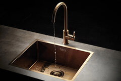 Mosazný dřez s puštěnou baterií