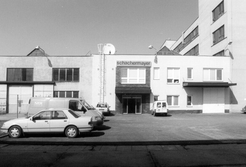 Budova Schachermayer v pražských Modřanech v roce 1998