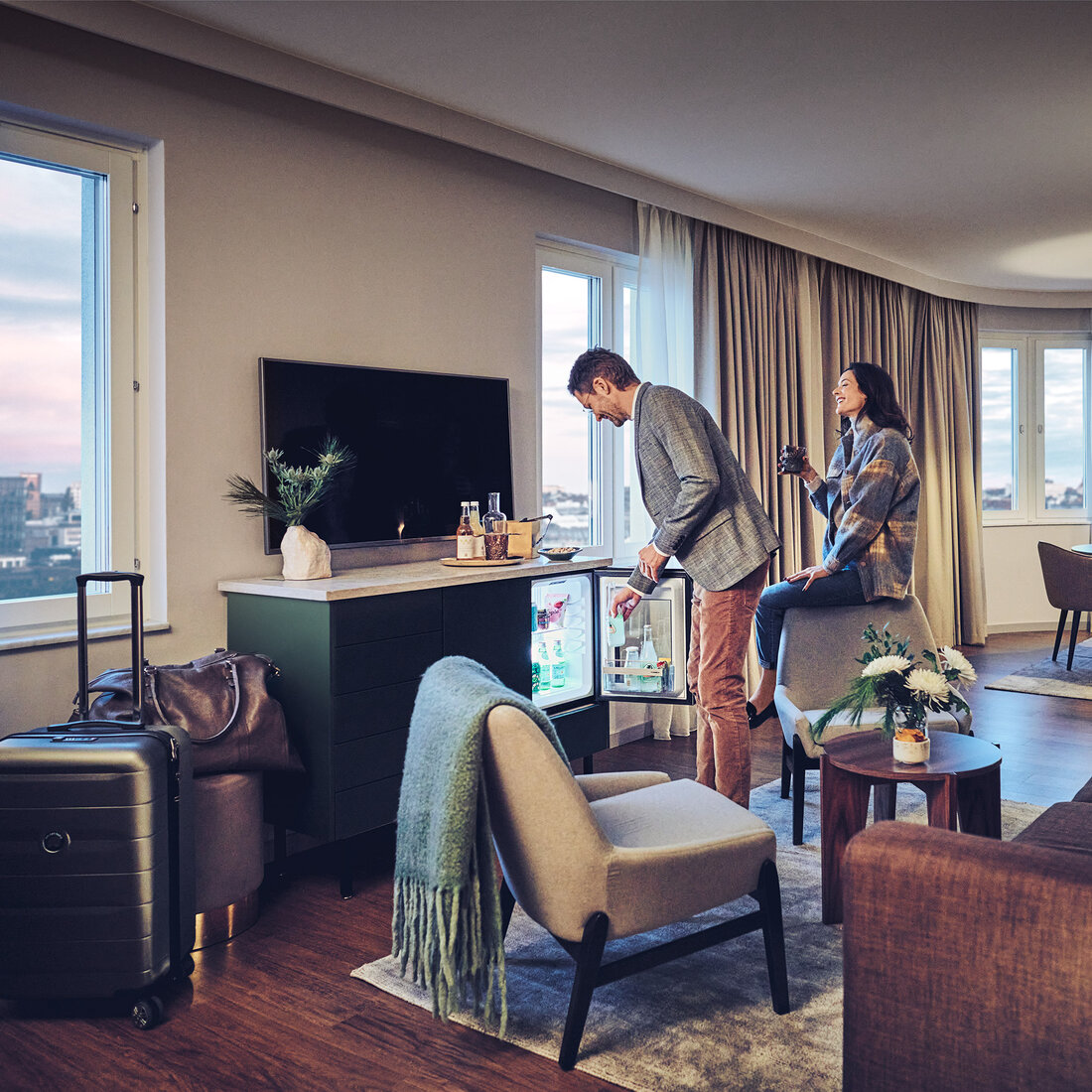 muž otevírá minibar s nápoji