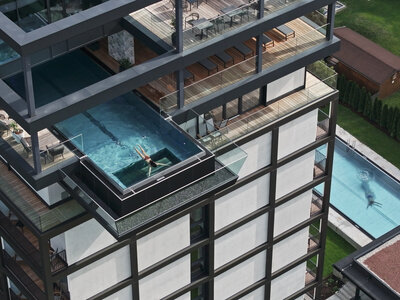 Hotel Freigold pohled z dronu na střešní bazén.