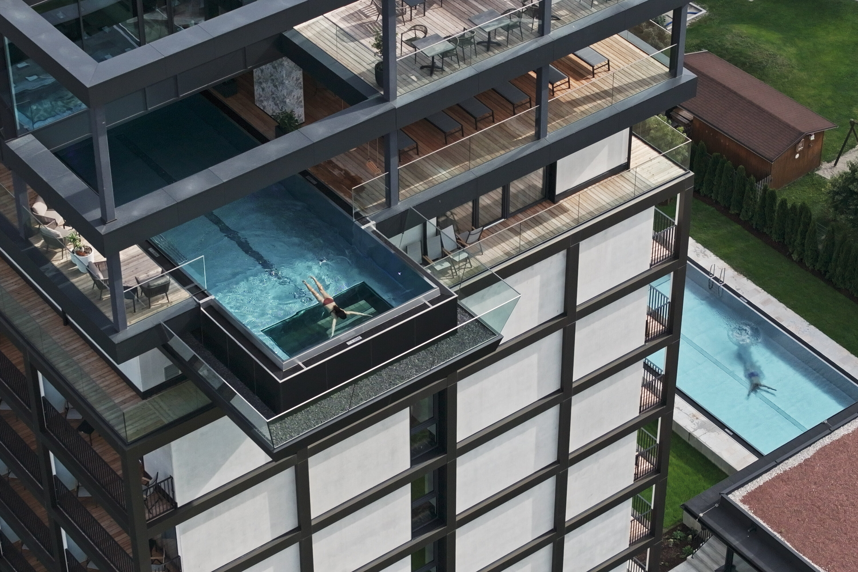 Hotel Freigold pohled z dronu na střešní bazén.