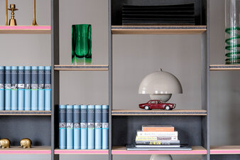 Keilverbinder systém klínových spojek interpretuje osvědčený rybinový spoj. Splňuje vysoké nároky na skrytý, rozebíratelný nábytkový spoj. ©Keilverbinder Beschlagsystem