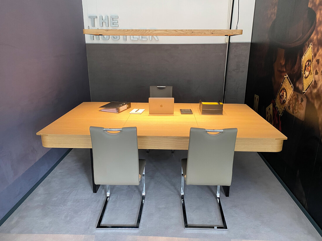 Během okamžiku se exkluzivní biliárový stůl promění v designový jídelní stůl, kde lze stolní desku schovat pod biliárovým stolem.