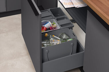 Šedé odpadkové koše v otevřeném výsuvu.