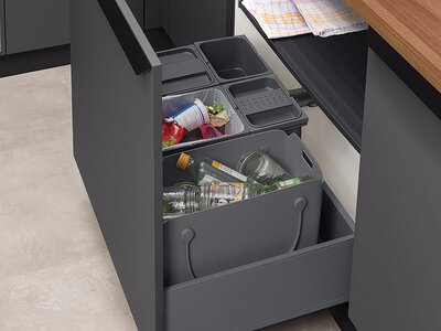 Šedé odpadkové koše v otevřeném výsuvu.