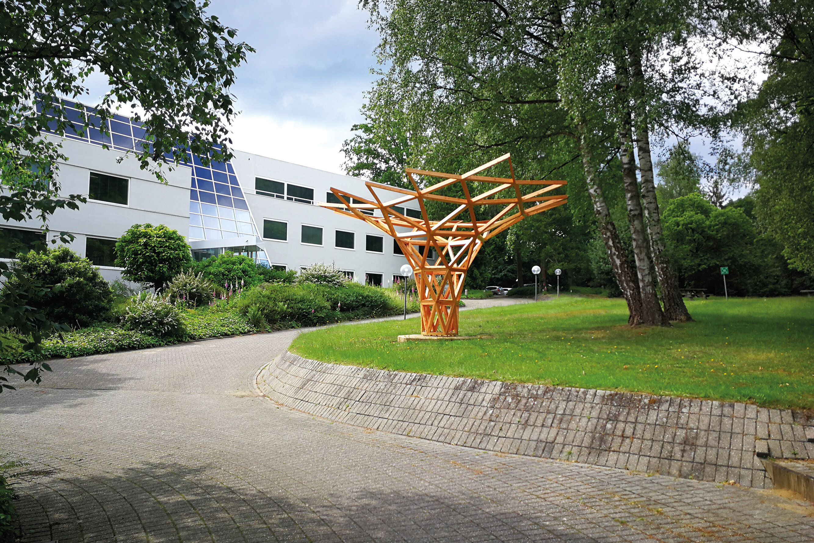 Jak design, tak výroba a montáž dřevěných dílců přinesly poznatky o možnostech při výrobě složitých dřevěných konstrukcí.