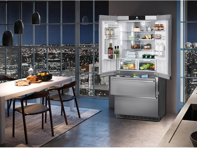 LIEBHERR kombinovaná chladnička s mrazákem s technologií BioFresh a NoFrost Otevřená kombinovaná chladnička s mrazákem v noční kuchyní