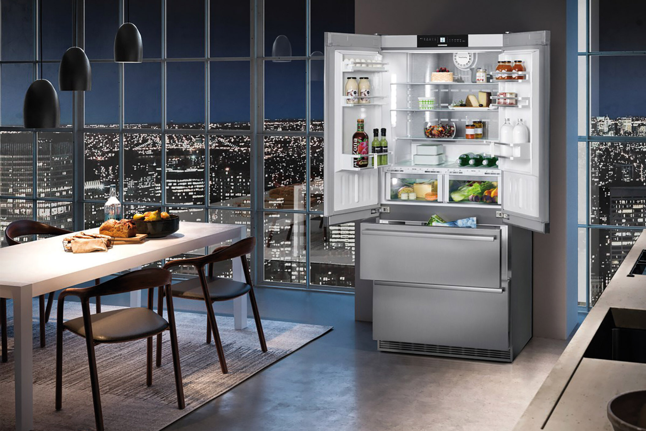 Otevřená kombinovaná chladnička s mrazákem v noční kuchyní