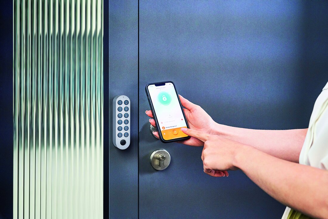 Elektronický zámek na dveřích ovládaný přes mobilní telefon