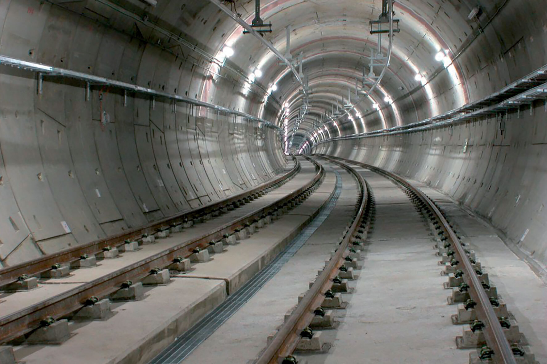 Blesková kotva BAZ je ideální pro širokou škálu upevnění v betonu s trhlinami a bez trhlin.