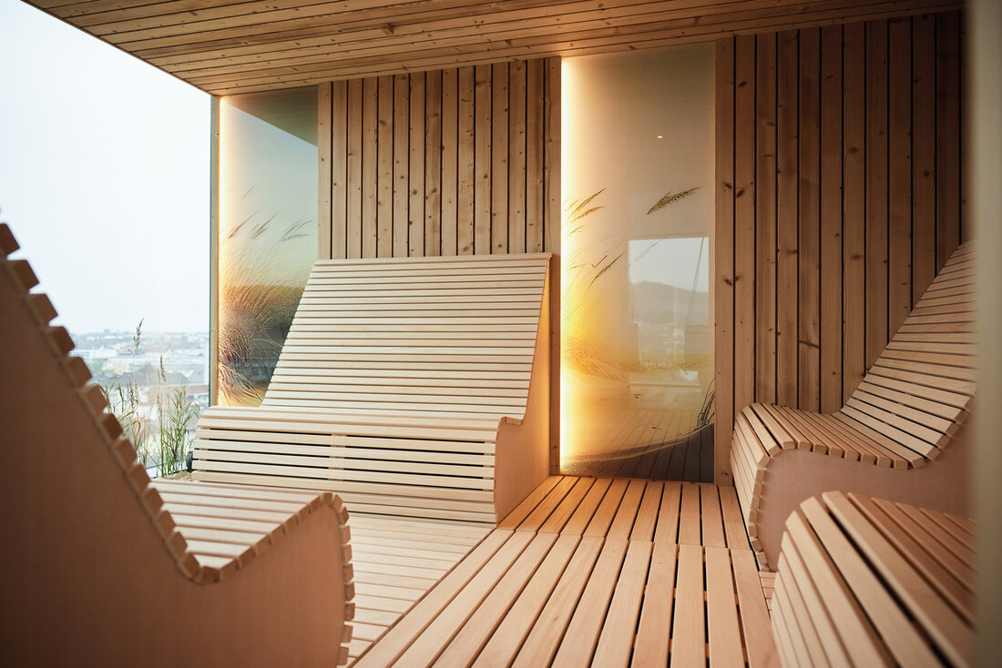 Dřevěná interiérová sauna s výhledem z hotelu Freigold
