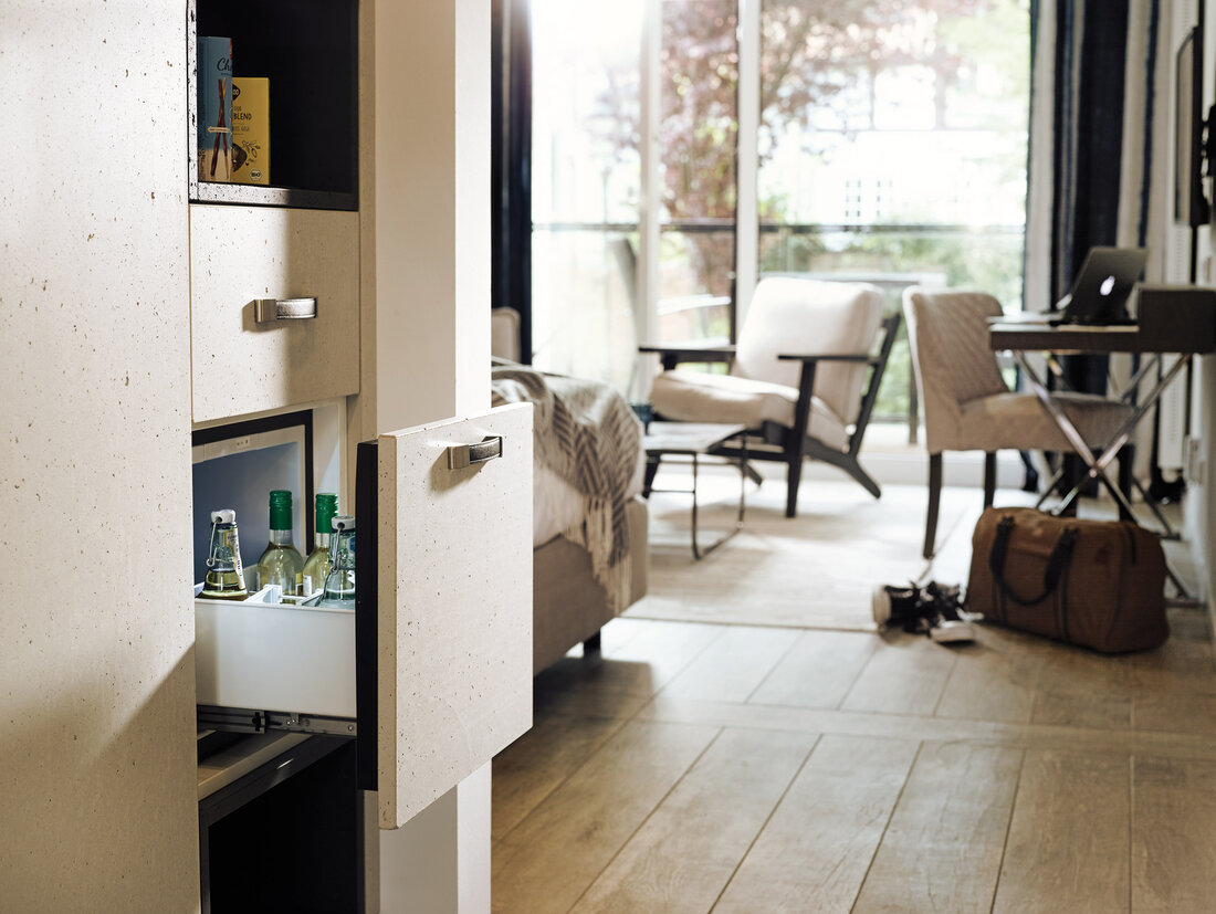 Otevřený zásuvkový minibar s nápoji
