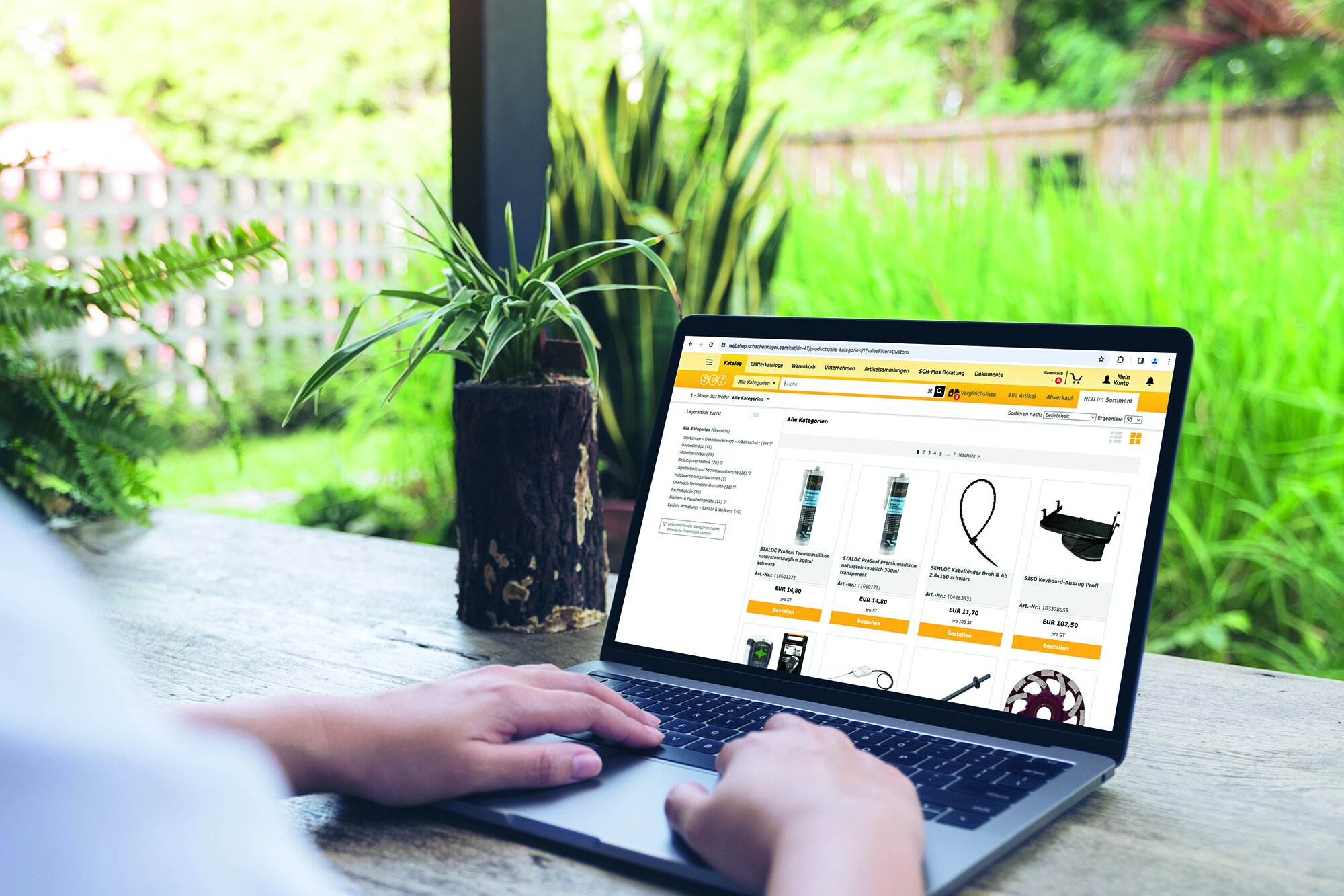 image obrázek muž píše na notebooku