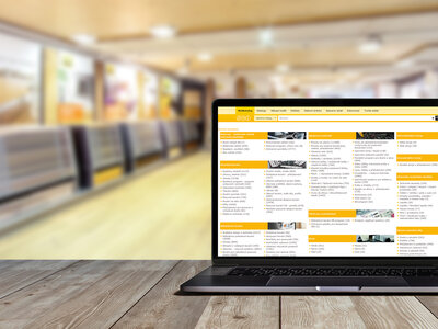 Webkatalog obsahuje kolem 80.000 položek Otevřený notebook a eshopem na displeji