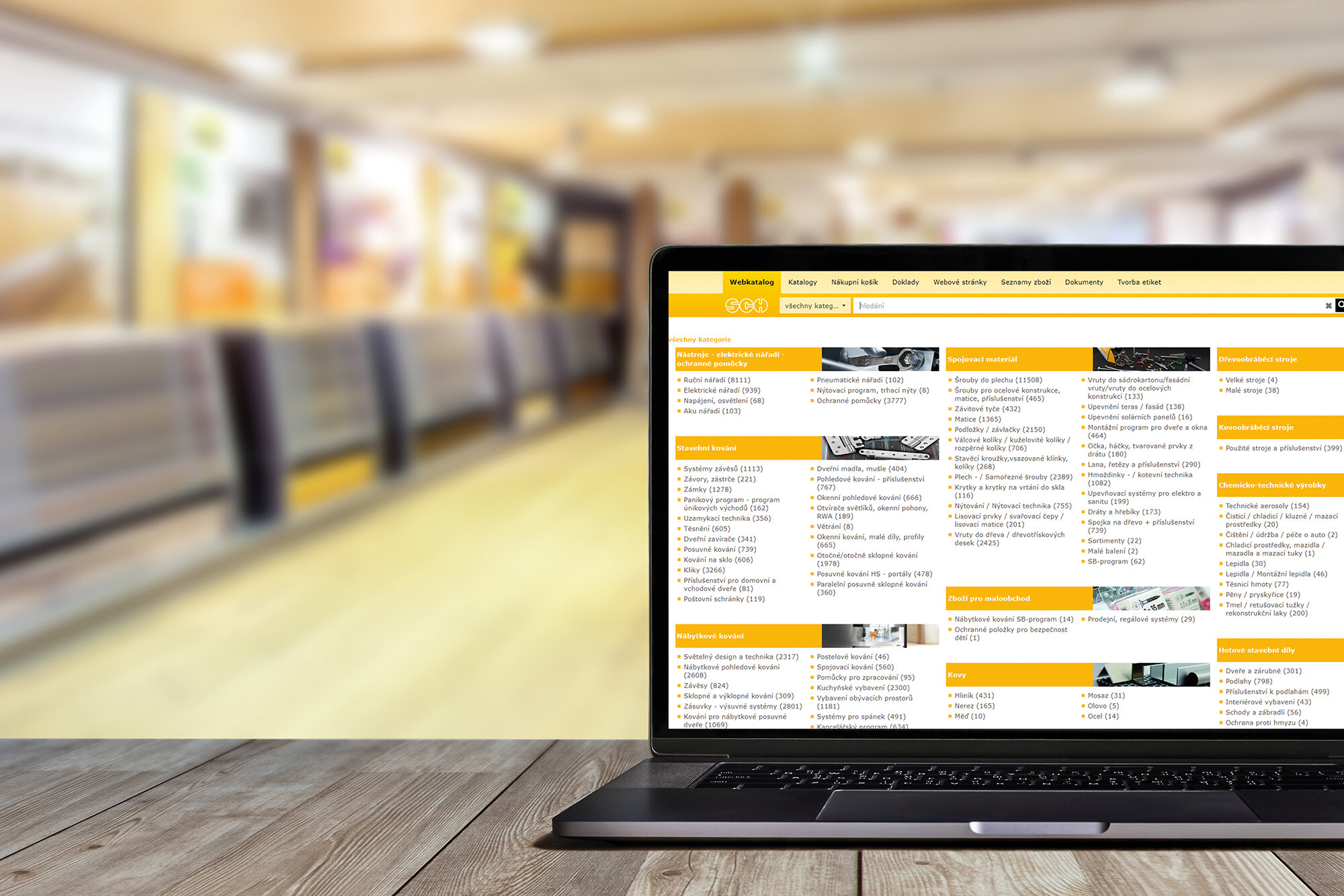 Otevřený notebook a eshopem na displeji