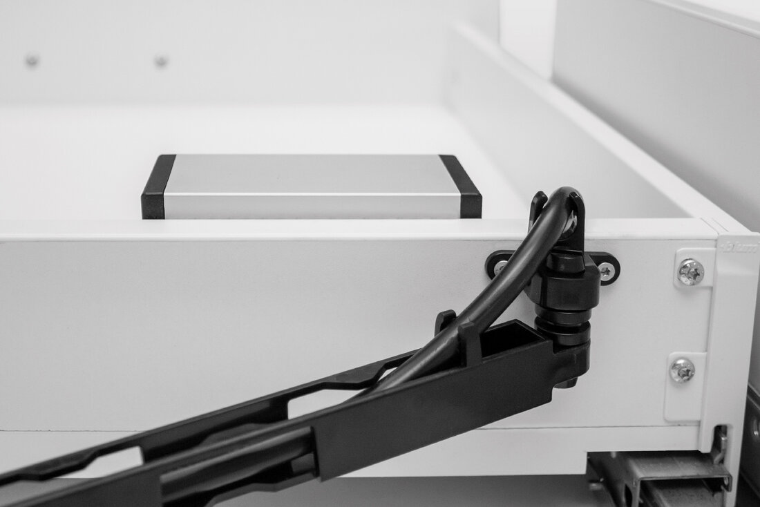 Detail uchycení kabelu ve skládacím ramenu