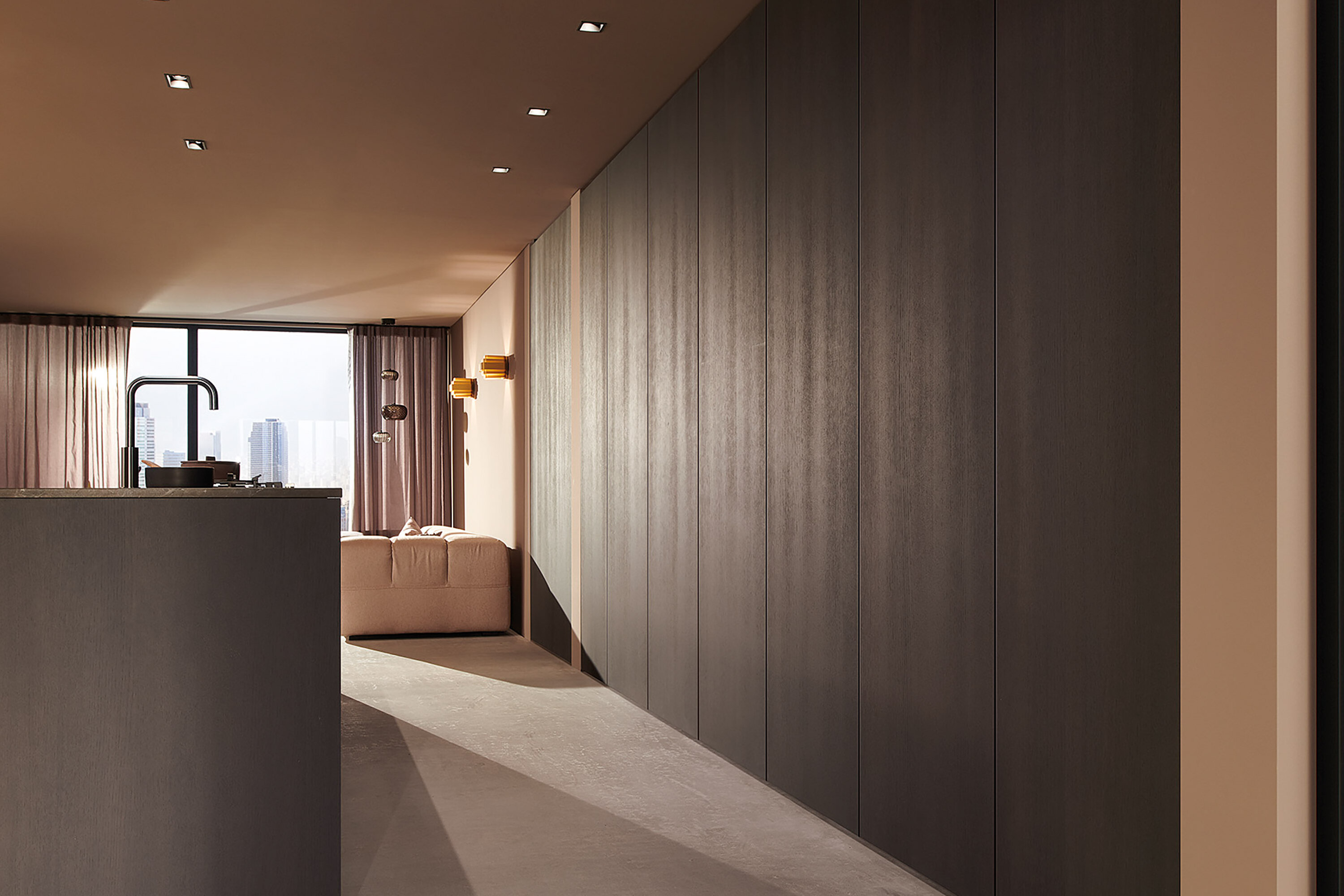 Pohled do kuchyně z tmavého dřeva