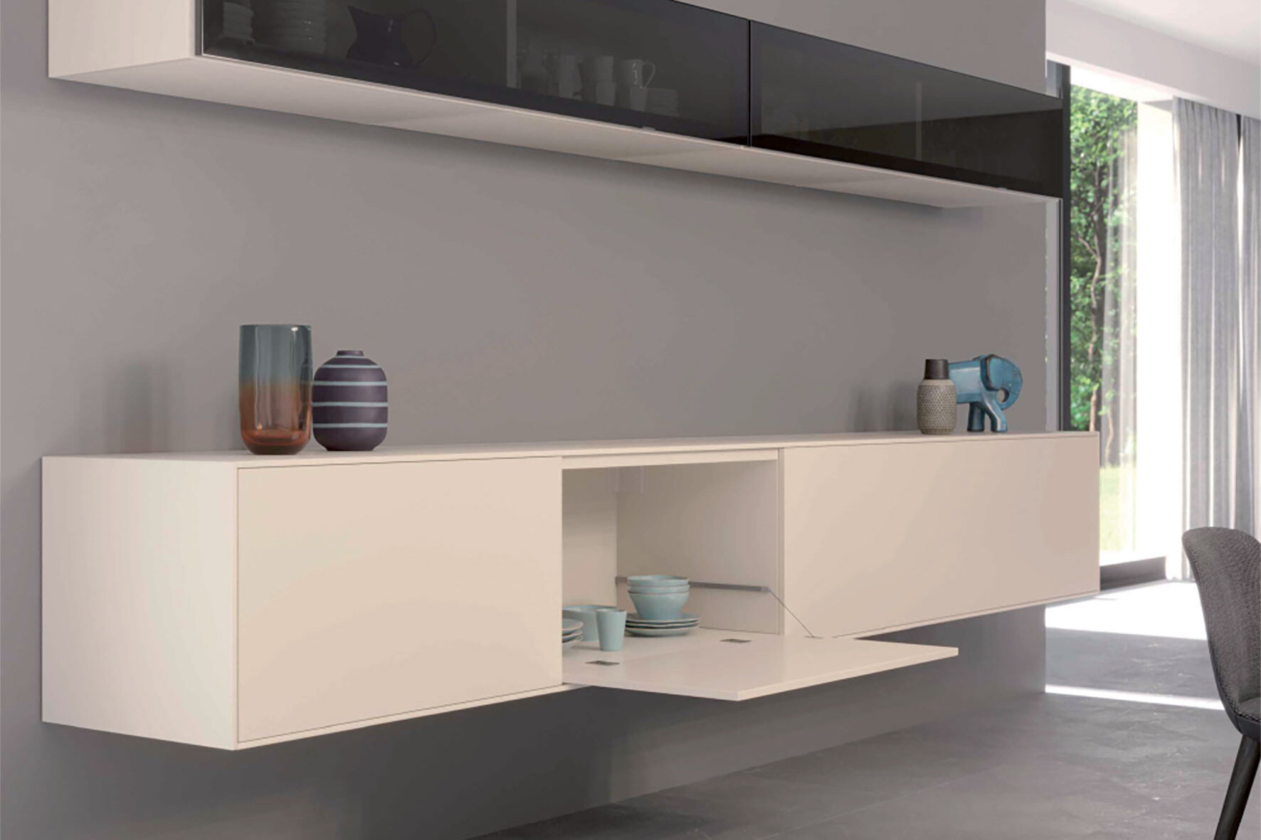 Závěsné kování od společnosti Italiana Ferramenta je vhodné pro nejrůznější řešení,  například pro horní nebo dolní skříně. ©Italiana Ferramenta