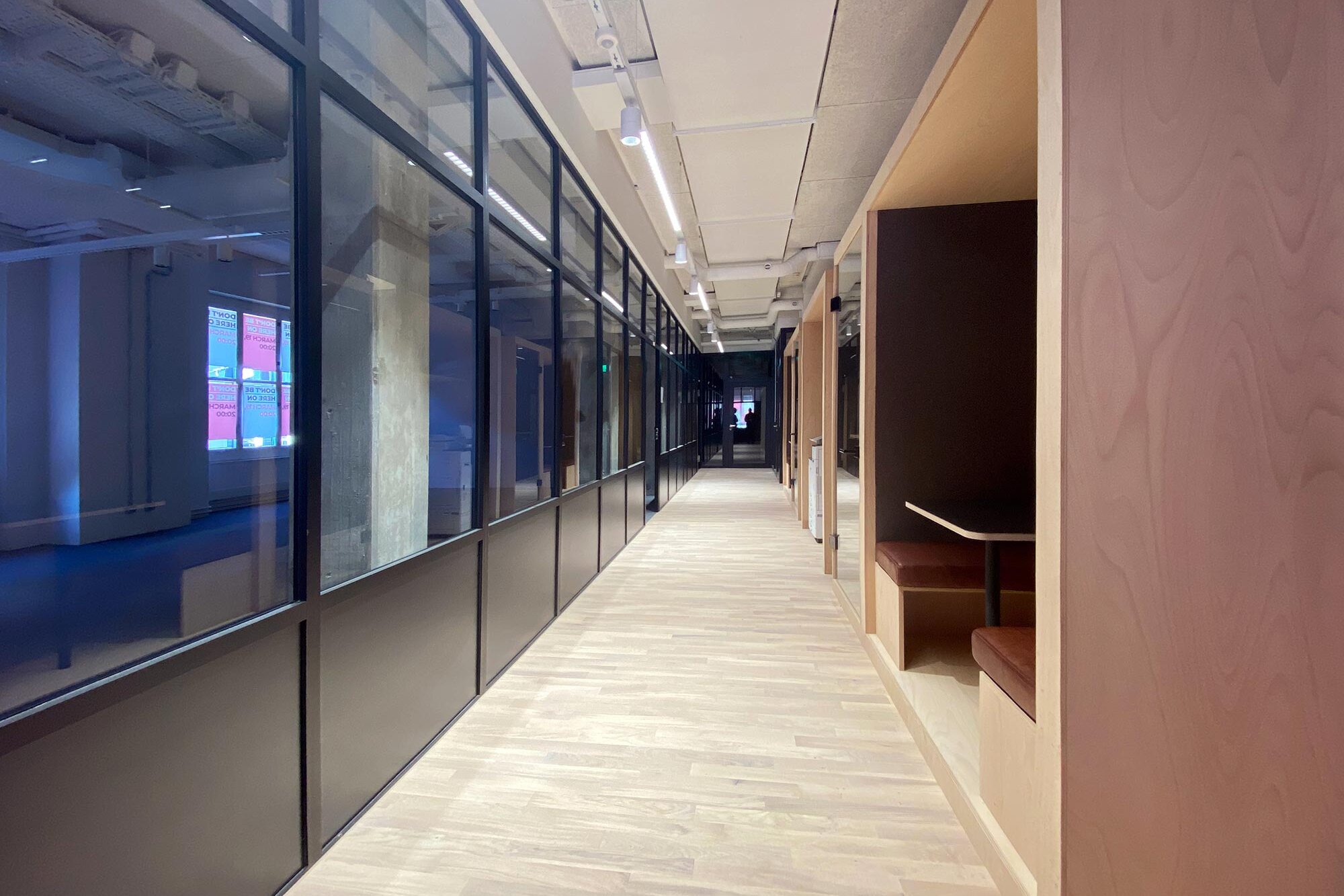 Dělicí skleněné příčky