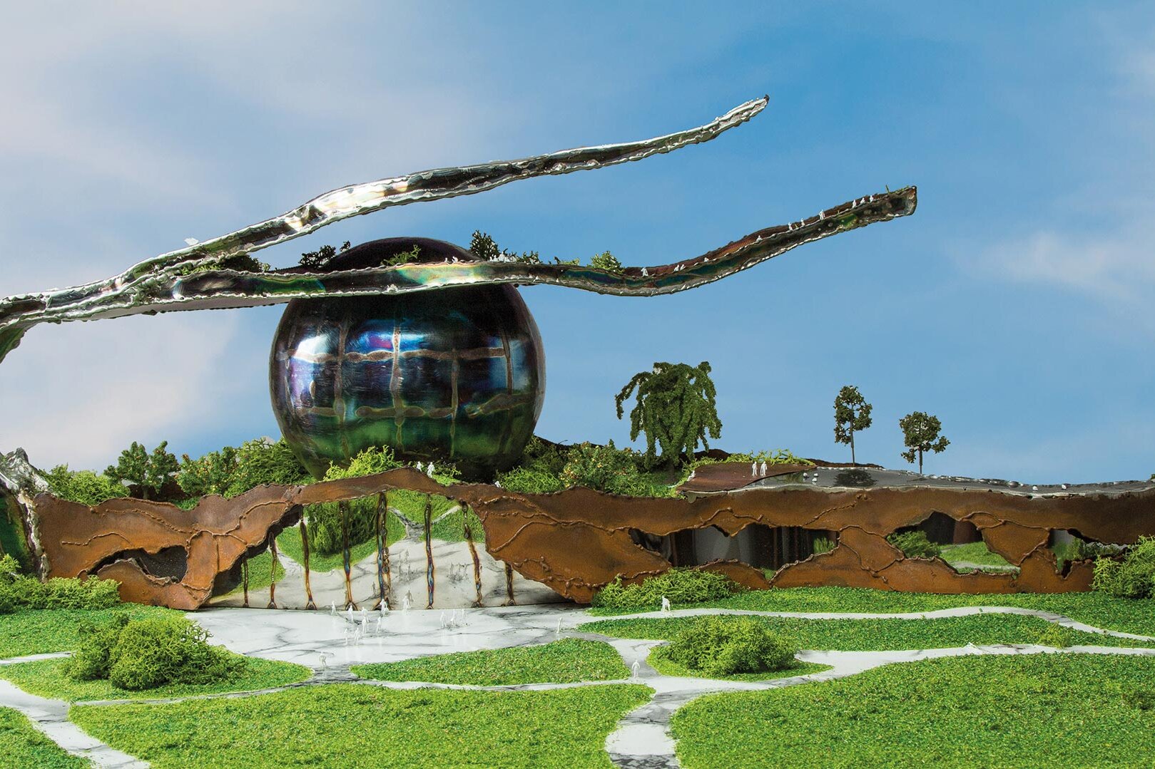 Umělecké ztvárnění domu z cortenové oceli a barevné nerezové oceli