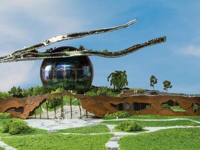 Umělecké ztvárnění domu z cortenové oceli a barevné nerezové oceli