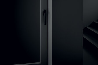 FSB posouvá hranice bezpečnosti s novým integrovaným řešením uzamykací vložky. Toto inovativní řešení umožňuje použití úzké rozety a přináší nejen vysoký standard bezpečnosti, ale také elegantní design. ©FSB