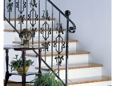 Současný design zahrnuje širokou škálu stylů od klasických po moderní, s elegantním vzhledem ručně vyráběných prvků z tepaného železa. ©IAM DESIGN schody s kovaným zábradlím