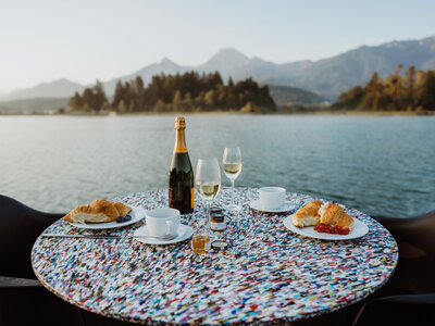 Výsledný vzhled stolu vzniká z nejrůznějších PET lahví nebo plastových kelímků.