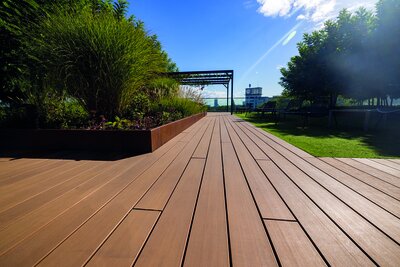 Pohled na terasu v hnědé barvě v pozadí pergola