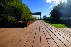 Pohled na terasu v hnědé barvě v pozadí pergola