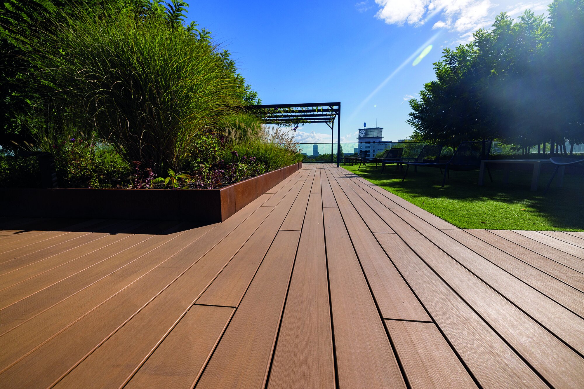 Pohled na terasu v hnědé barvě v pozadí pergola