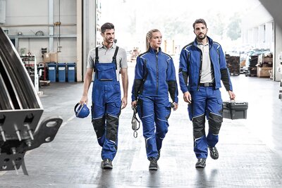Tři pracovníci v pracovním oblečení